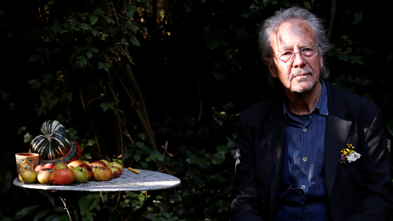 Peter Handke : le prix Nobel de littérature divise dans les Balkans