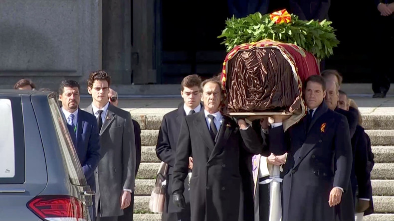 Espagne : porté par sa famille, le cercueil de Franco quitte son mausolée (VIDEO)
