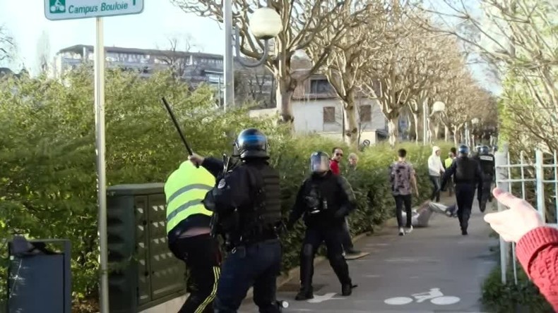 «Pas d'intention coupable» : la plainte d'un Gilet jaune matraqué par la police classée sans suite