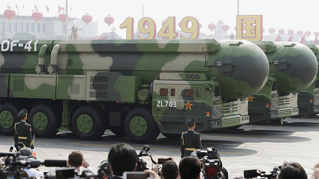 Des véhicules militaires transportent des missiles balistiques intercontinentaux DF-41.