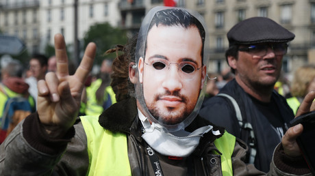 Un manifestant Gilet jaune porte un masque d'Alexandre Benalla le 1er mai 2019 (image d'illustration).