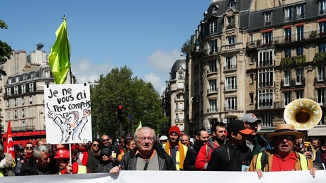 Des manifestants brandissent une banderole appelant à l'abrogation de la suppression de l'ISF, à  Paris le 27 avril 2019 (illustration).