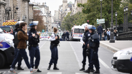 Des fonctionnaires de police près de la préfecture de police de Paris, le 3 octobre 2019.