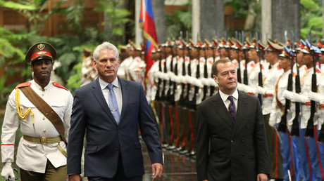Le Premier ministre russe Dimitri Medvedev et le président cubain Miguel Diaz-Canel passant en revue une garde d'honneur à la Havane le 3 octobre 2019 (image d'illustration).