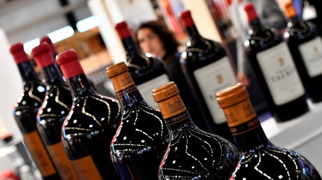 Les vins français, menacés à plusieurs reprises par l’administration, seront, comme les autres productions viticoles, surtaxés de 25%. Ici, des bouteilles de vin présentées au salon Vinexpo à Bordeaux, dans le sud-ouest de la France, le 13 mai 2019 (illustration).