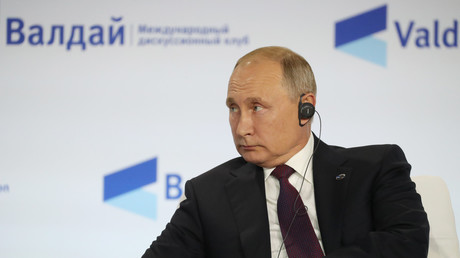 Le 3 octobre 2019, le président russe Vladimir Poutine assiste à la 16e assemblée annuelle du club de discussion Valdaï à Sotchi.