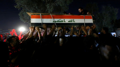 Des hommes portent le cercueil d'un manifestant tué lors de manifestations antigouvernementales à Bagdad, en Irak, le 4 octobre 2019.
