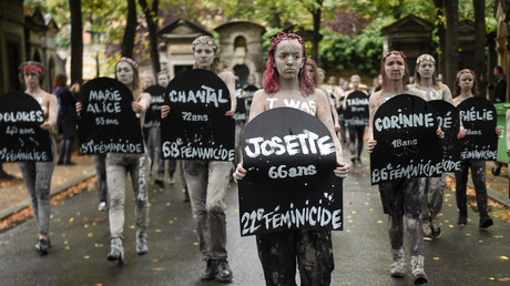 Paris : une centaine de Femen protestent contre les «féminicides» au cimetière du Montparnasse