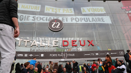 A Paris, des écologistes occupent le centre commercial Italie 2 et y passent la nuit