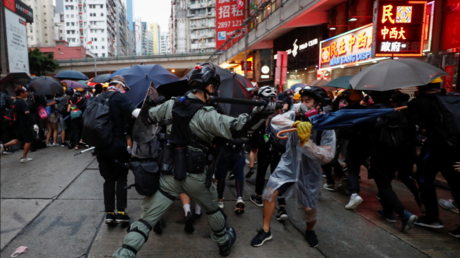 Cocktails Molotov, gaz lacrymogènes : nouvelles tensions à Hong Kong