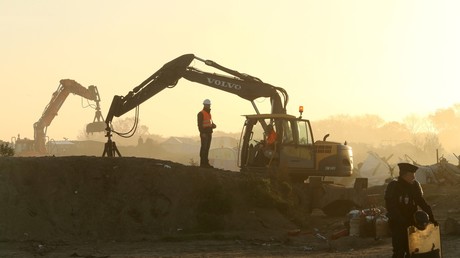 Un policier positionné devant le chantier de destruction de la jungle de Calais, en octobre 2016 (image d'illustration).