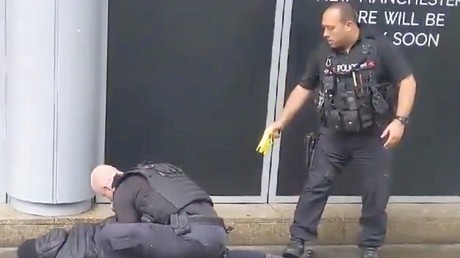 Manchester : plusieurs personnes poignardées, un homme arrêté en vertu de la loi sur le terrorisme