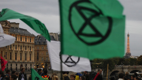 Des militants écologistes d'Extinction Rebellion ont bloqué la place de l'Etoile à Paris (VIDEOS)
