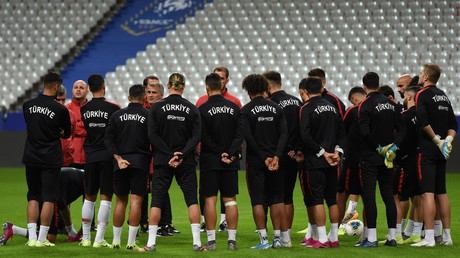 Des responsables politiques appellent à l'annulation du match de football France-Turquie