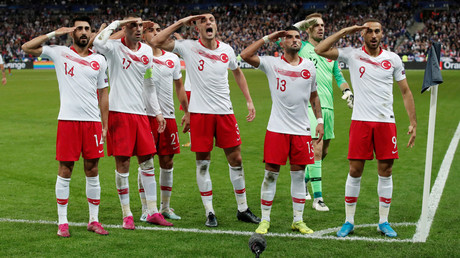 Le ministre des Sports demande une «sanction exemplaire» après le salut militaire de l'équipe turque