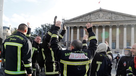 Les pompiers ont notamment manifesté face à l'Assemblée nationale le 15 octobre 2019 à Paris (image d'illustration).