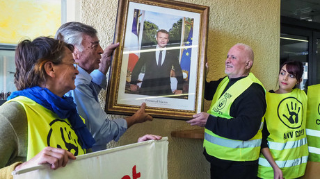 Huit décrocheurs de portraits de Macron condamnés à 500 euros d'amende chacun (VIDEO)