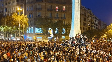 Barcelone : les indépendantistes catalans dans la rue pour le quatrième soir d'affilée (VIDEOS)