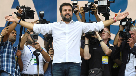 Des dizaines de milliers de sympathisants de droite réunis à Rome à l'appel de Salvini et ses alliés