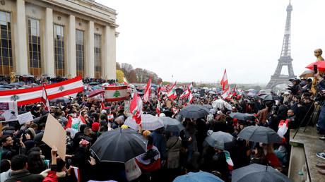 Des milliers de manifestants manifestent à Paris le 20 octobre pour exprimer leur soutien au mouvement de contestation qui secoue le Liban depuis le 17 octobre 2019.