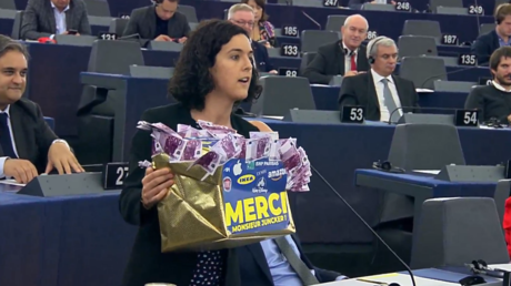 Manon Aubry offre un tas de billets à Jean-Claude Juncker en guise de cadeau de retraite