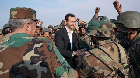 Bachar al-Assad avec des soldats de l'armée régulière, le 22 octobre 2019, à al-Habit, en Syrie.