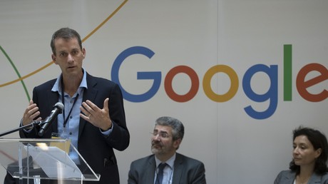 Le vice-président de Google, Jeffrey Dean, prononce un discours lors de l'inauguration du centre de recherche et développement de Google France, au siège du groupe à Paris, le 18 septembre 2018 (illustration).