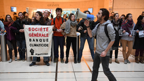 Dix militants en garde à vue prolongée pour des jets de peinture sur une banque à Nice