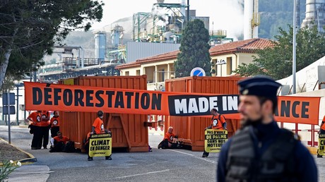 Greenpeace bloque une raffinerie de Total pour dénoncer la déforestation et les agrocarburants