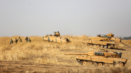 Les forces turques accompagnent des combattants syriens dans le nord-est de la Syrie, le 28 octobre 2019.