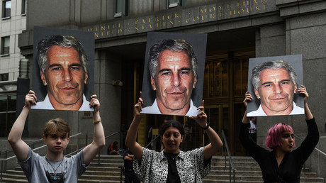 Des militants féministes brandissent le portrait de Jeffrey Epstein devant le tribunal fédéral de New York, le 8 juillet 2019 (image d'illustration).