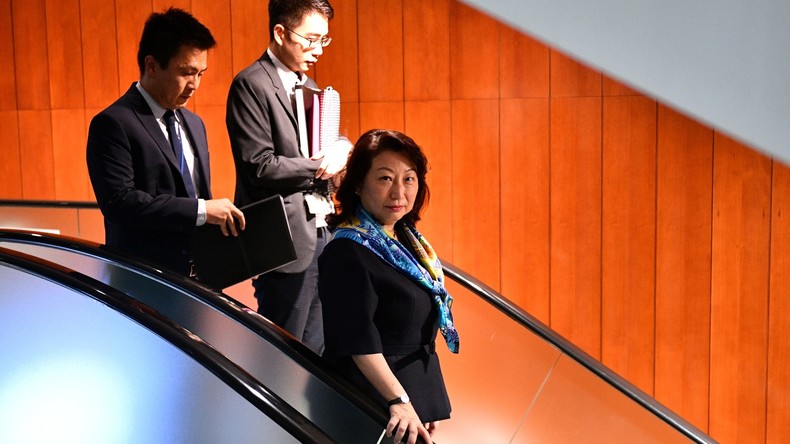 En déplacement à Londres, une ministre hongkongaise est violemment prise à partie (VIDEO)