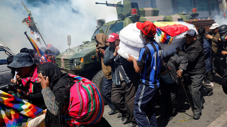 Bolivie : une marche funéraire antigouvernementale prise au milieu des gaz lacrymogènes (IMAGES)
