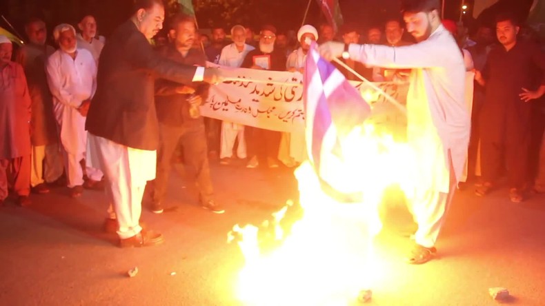 Un militant norvégien anti-islam brûle un Coran et provoque un tollé au Pakistan (VIDEOS)