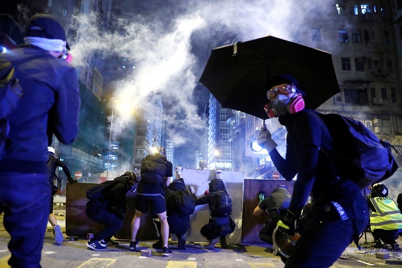 Un manifestant blessé par balle, un homme incendié : nouvelle journée de violences à Hong Kong