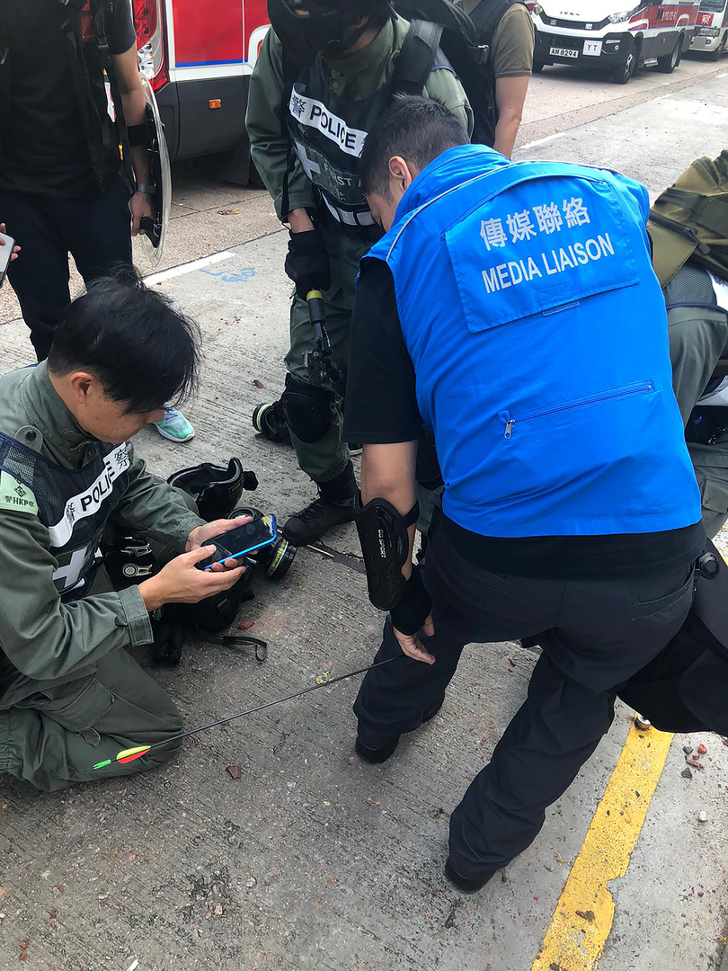 Hong Kong : nouveaux heurts entre activistes et forces de l'ordre, un policier blessé par une flèche