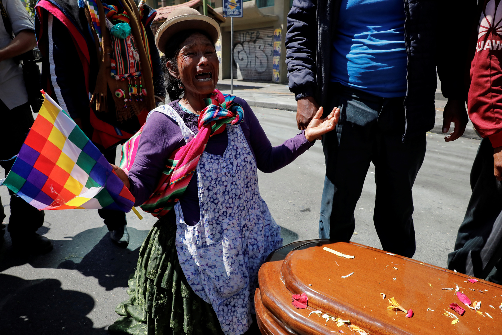 Bolivie : une marche funéraire antigouvernementale prise au milieu des gaz lacrymogènes (IMAGES)