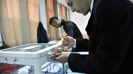 Un agent électoral vérifie une urne dans un bureau de vote à Alger lors des élections locales, le 23 novembre 2017 (image d'illustration).
