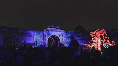 Saint-Pétersbourg : le spectacle «Miracle de la lumière» illumine la place du Palais