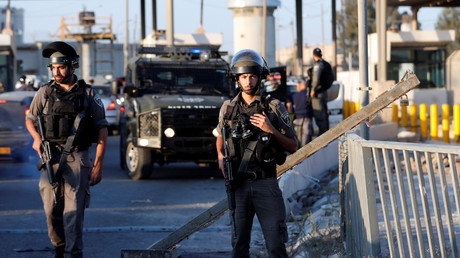 Une garde-frontière israélienne tire une balle en caoutchouc dans le dos d'un Palestinien (VIDEO)