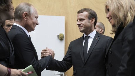 Vladimir Poutine et Emmanuel Macron, le 30 septembre 2019, dans l'église Saint-Sulpice, à Paris (image d'illustration).