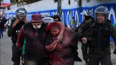 La police vient au secours de la maire de Vinto, Patricia Arce Guzman, humiliée par des personnes de l'opposition au président Evo Morales, à Quillacollo, Bolivie, le 6 novembre 2019.