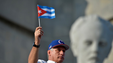 Le président cubain Miguel Diaz-Canel agite un drapeau national lors du rassemblement du 1er Mai sur la place de la Révolution à La Havane, le 1er mai 2018. (image d'illustration)