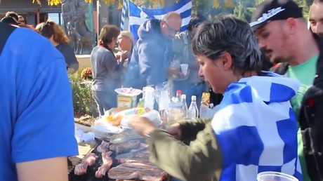 Des militants anti-immigration organisent un barbecue au porc près d'un camp de réfugiés dans la petite ville grecque de Diavata.