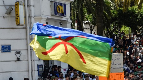 Algérie : 28 manifestants condamnés à de la prison ferme pour avoir arboré un drapeau berbère