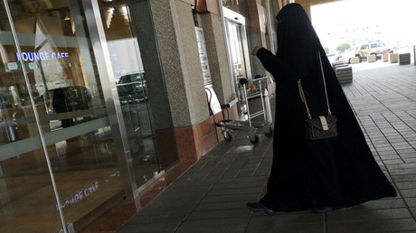 Femme saoudienne à l'entrée de la gare de Dammam (image d'illustration).