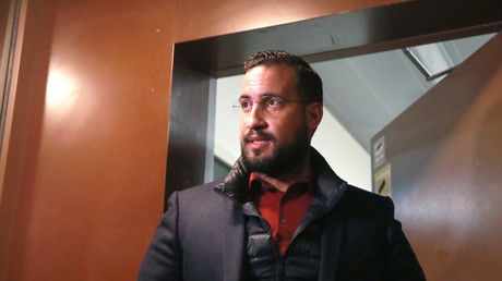 «Casse-toi Benalla !» : Alexandre Benalla pris à partie dans un bar de Saint-Denis (VIDEOS)