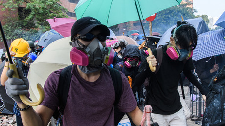 Des manifestants tentent de sortir de l'Université polytechnique de Hong Kong, tout en étant la cible de gaz lacrymogènes par les forces de l'ordre, le 18 novembre.