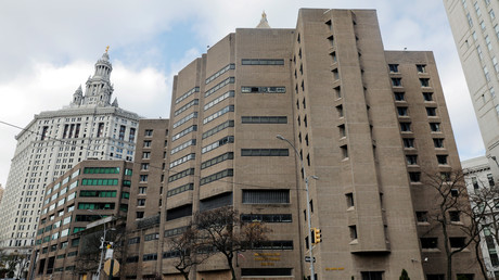 Les deux gardiens en poste la nuit de la mort de Jeffrey Epstein ont été arrêtés