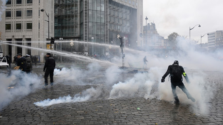 Acte 53 : en immersion sur la place d'Italie, entre Gilets jaunes et forces de l'ordre